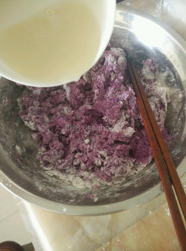 发酵粉，糖，用温水化开，放入一起搅拌均匀