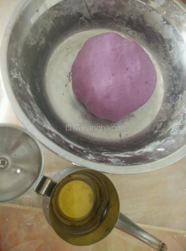 揉成面团，加入油再揉2分钟即可，醒30分钟