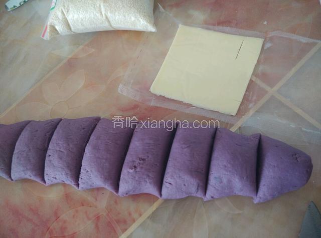 发酵好的紫薯面团，揉成条用刀切成段
