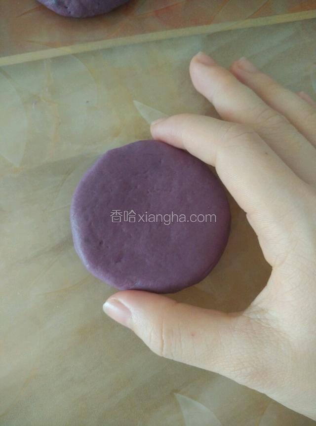 放台面，用平面盖子轻压平，用手修整下边