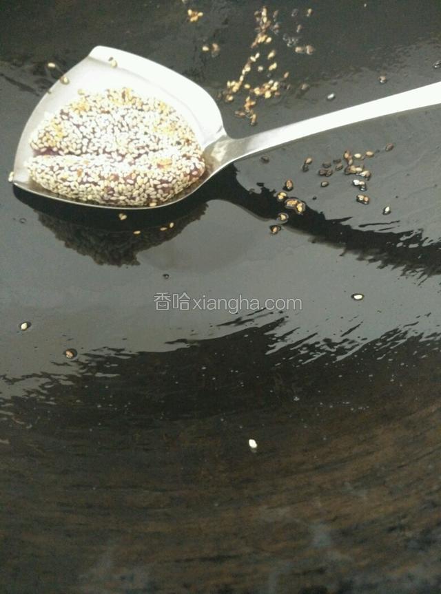 锅里放油，燃至7，8成热，加入奶酪芝士紫薯饼，饼的两面都变色即可。