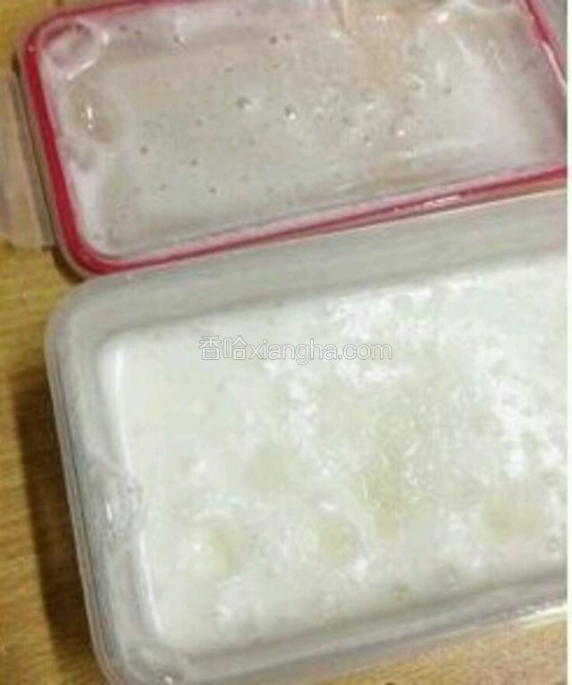 接下来是蛋白的打发，借助保鲜盒完成这一步 ，大概六分钟就可以了，晃动保鲜盒的时候不要太用力，尽量朝着一个方向晃动。 两分钟的时候打开保鲜盒加少许细砂糖进加几滴食醋进去(食醋有利于蛋白的打发又去腥)    