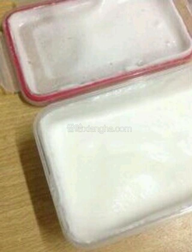 四分钟的时候再次打开盖子加少许糖，糖的多少按你自己的口味定
