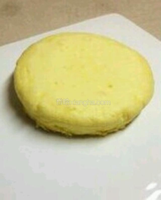 脱模的时候用牙签或勺子挑一下边就更好脱模了