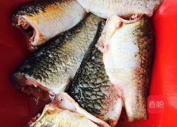 香酥鲫鱼的做法图解1