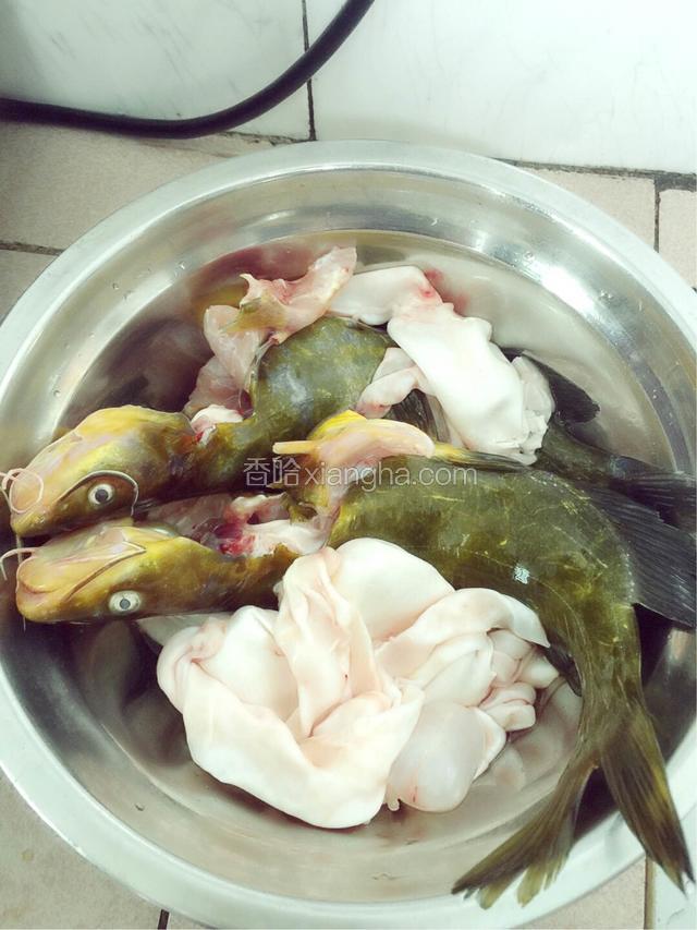 把鱼跟鱼肚清理干净.用料酒盐腌制半小时