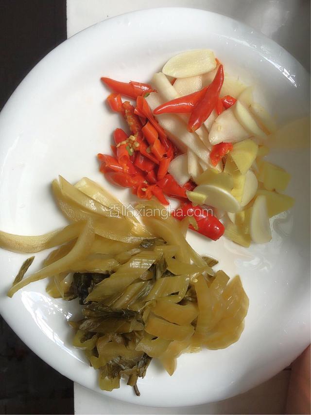 酸菜.泡椒.泡嫩姜.大蒜切好备用