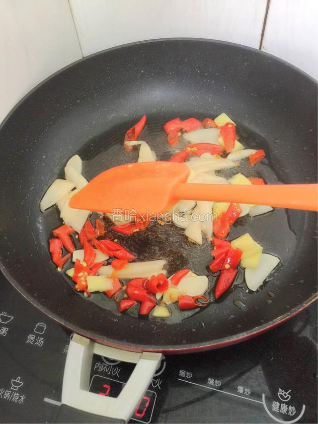 锅里烧热油.把泡椒.姜.蒜下入锅里炒香