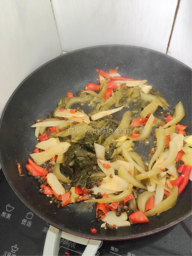 加入酸菜.花椒一起炒出味