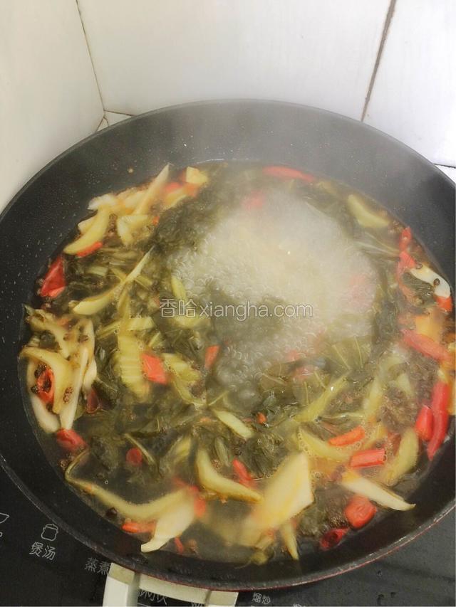再加入适量的冷开水熬三四分钟