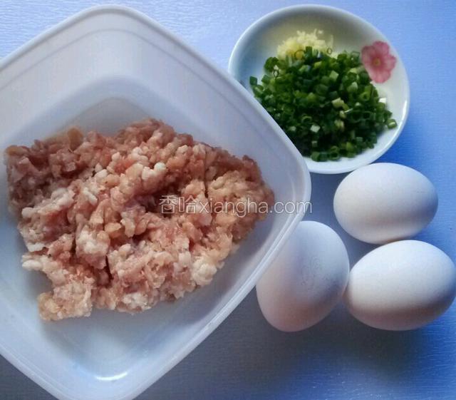 准备好食材，三七肉剁成泥，姜切成末，葱改葱花，鸡蛋备用