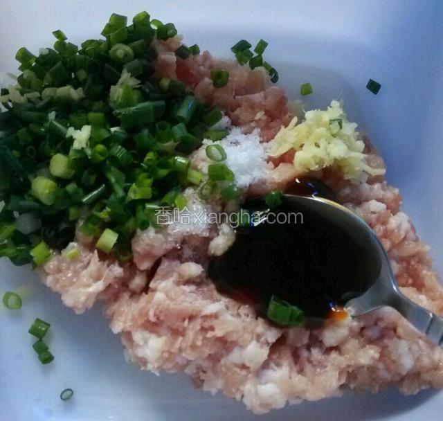 姜末葱花倒入肉泥里边，加少许味精盐和一勺蚝油搅拌均匀，分成大小差不多的三份