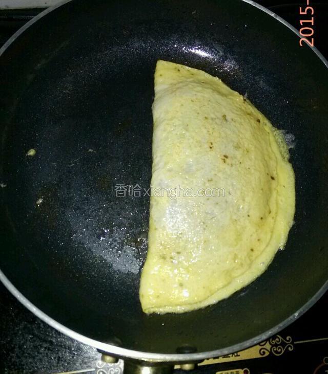 迅速用平铲子将一半蛋皮扣在肉泥上，肉馅盒子成形了，小火继续煎至肉馅熟透，蛋皮两面程金黄色就好了