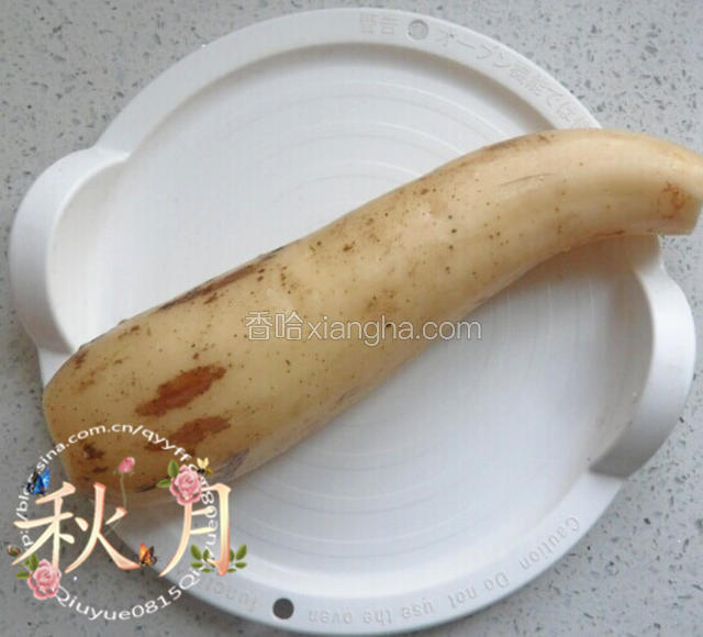 藕切去两端，削皮。