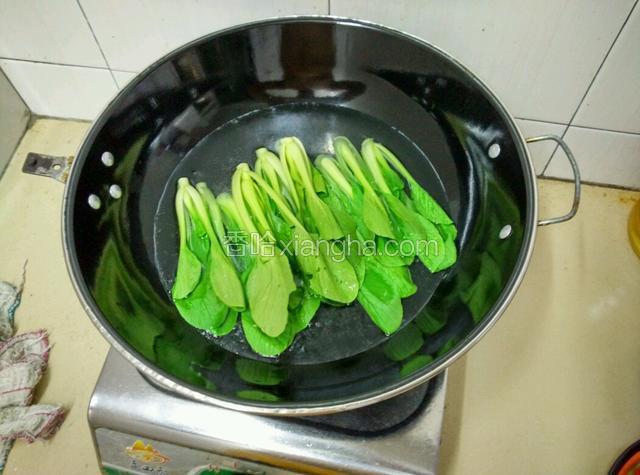 加入上海青，烫至八成熟