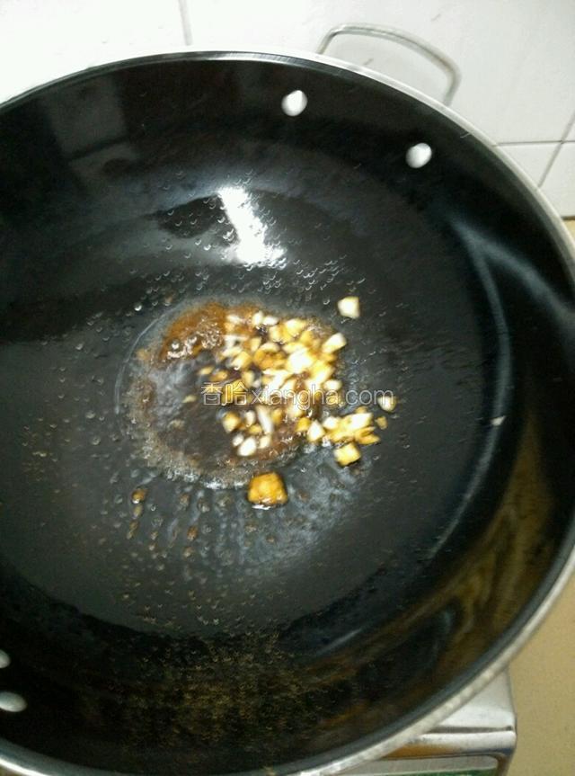 捞出备用！锅内放油，下入大蒜，适量酱油，糖等辅料，煸炒出香味！