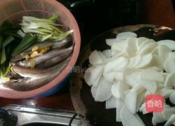 白萝卜鱼汤的做法图解1