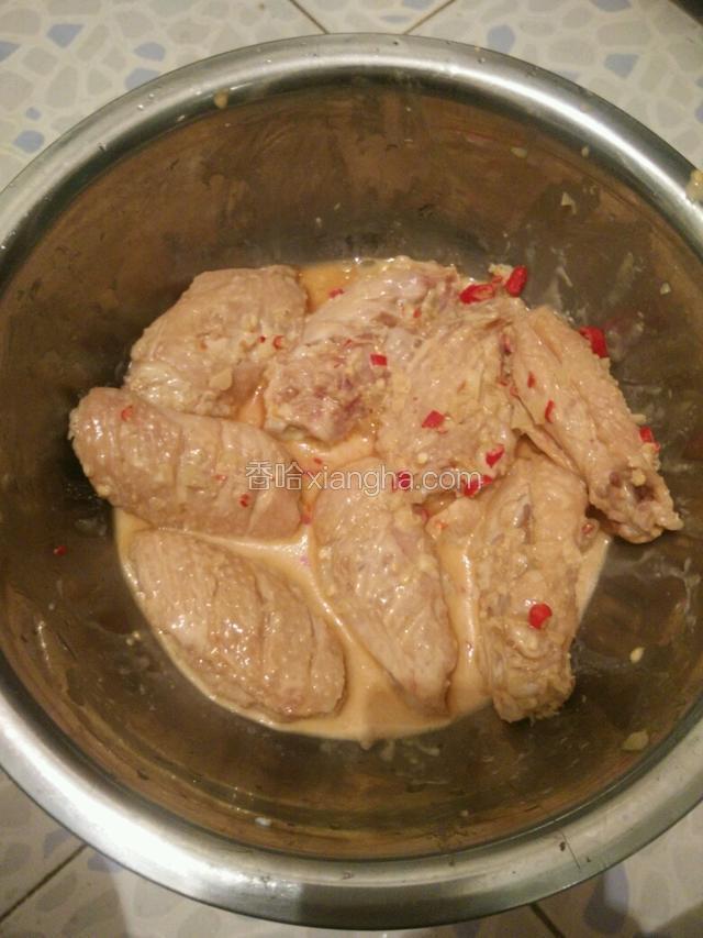 鸡翅洗净，入锅干煸至水份干，在鸡翅上划几刀，加入料酒、盐、鸡精、生抽腌制30min。
入味后放入蒜末、小米辣、淀粉、鸡蛋清拌匀。
