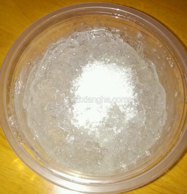 海石花冻刨成丝加入砂糖搅拌均匀腌制片刻
