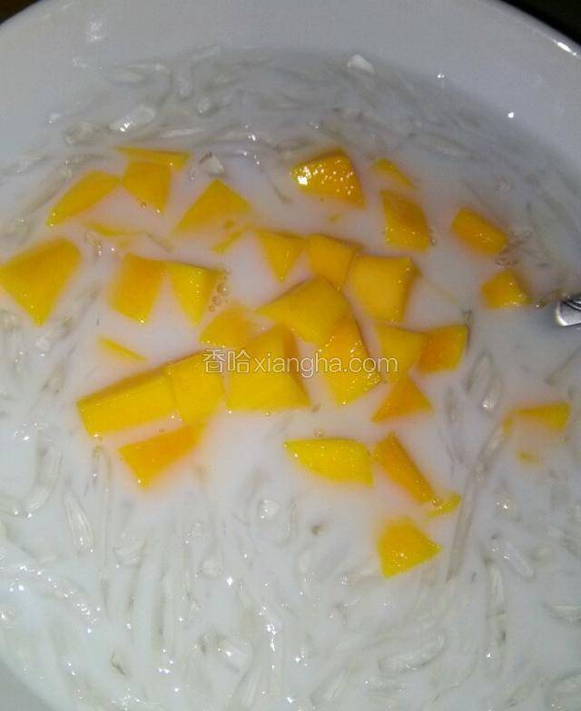 倒入芒果颗粒拌匀，装小碗开吃吧！