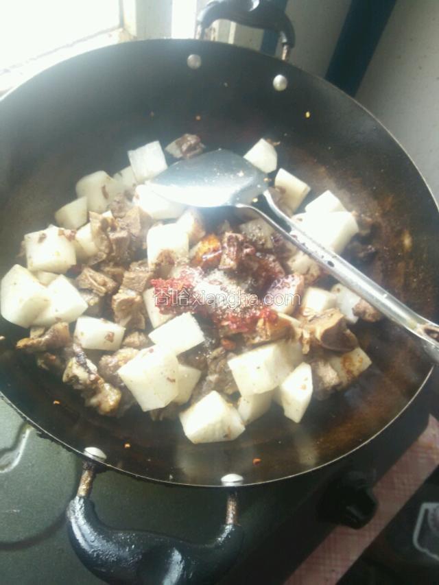 倒出排骨白萝卜:加上一勺豆瓣少许老抽:一小勺鸡精:少许白糖:继续翻炒到上色