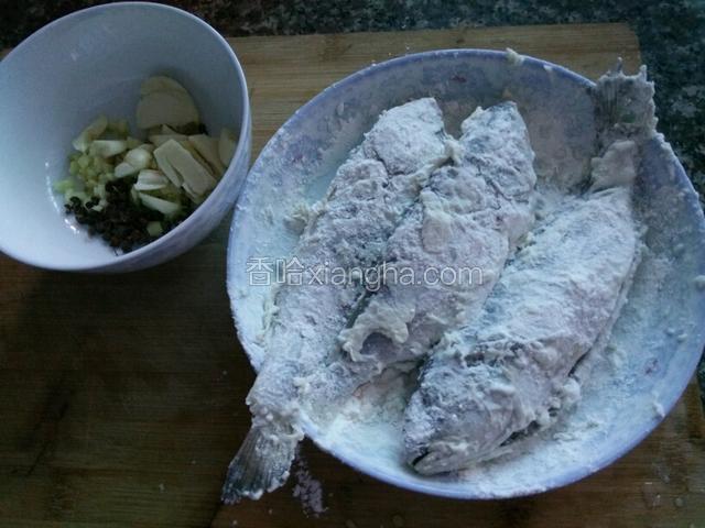 把大蒜生姜切丁备用，把小黄鱼用面粉裹匀
