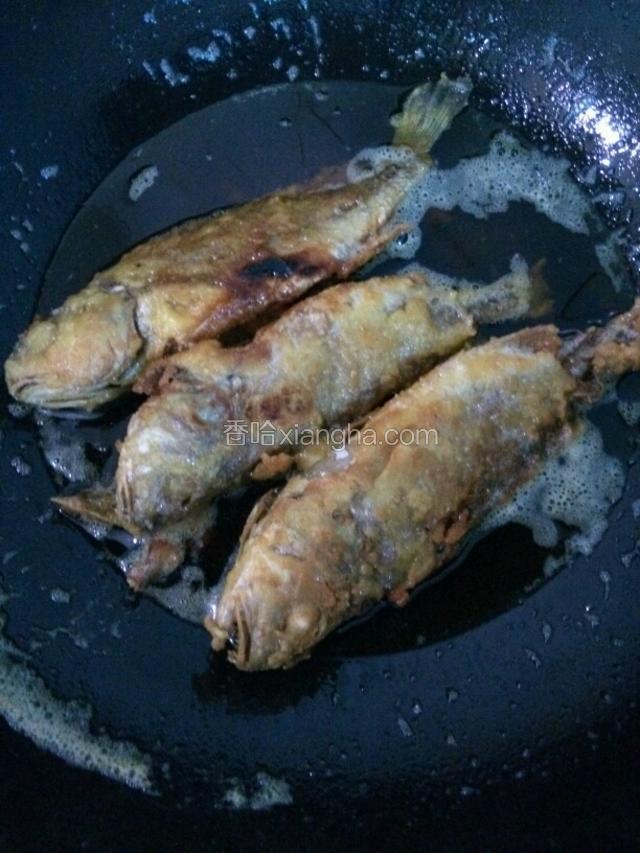 把锅烧热到上油，油要能没过鱼身，这样鱼才能炸透。
油热了，把鱼一条条放进去，用小火把鱼炸透。鱼两面
金黄，在把鱼盛起。

