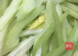 西芹百合炒腰果的做法图解1