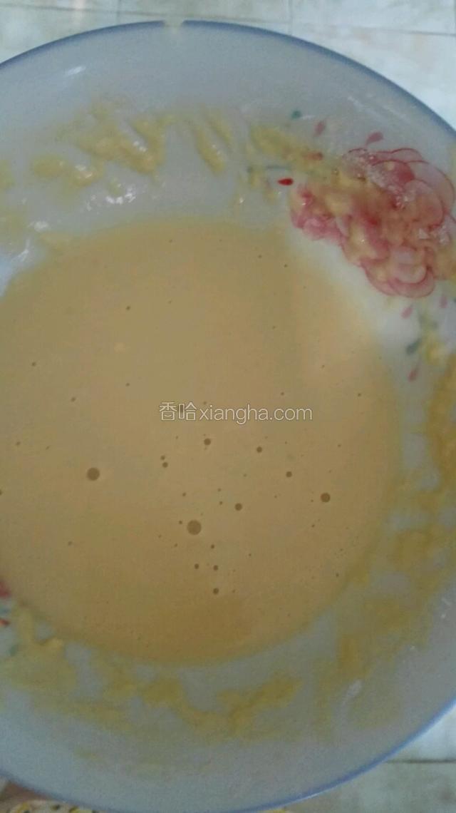 用面粉，鸡蛋，水调成糊，要很黏的那种！