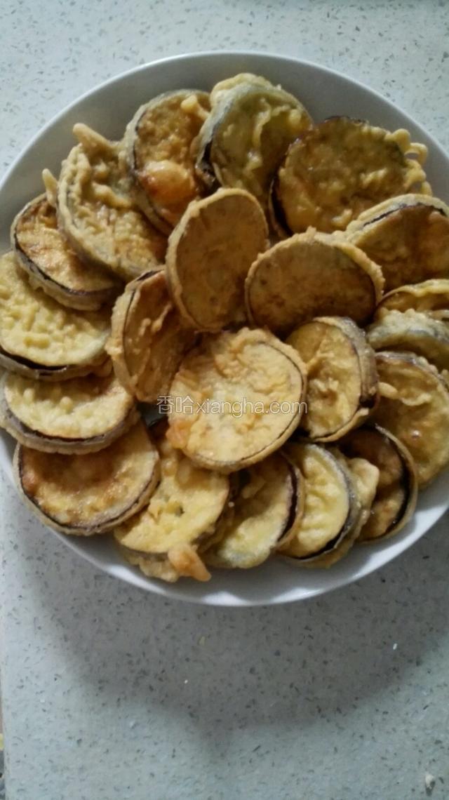 把所有的茄饼炸成金黄色装盘！

