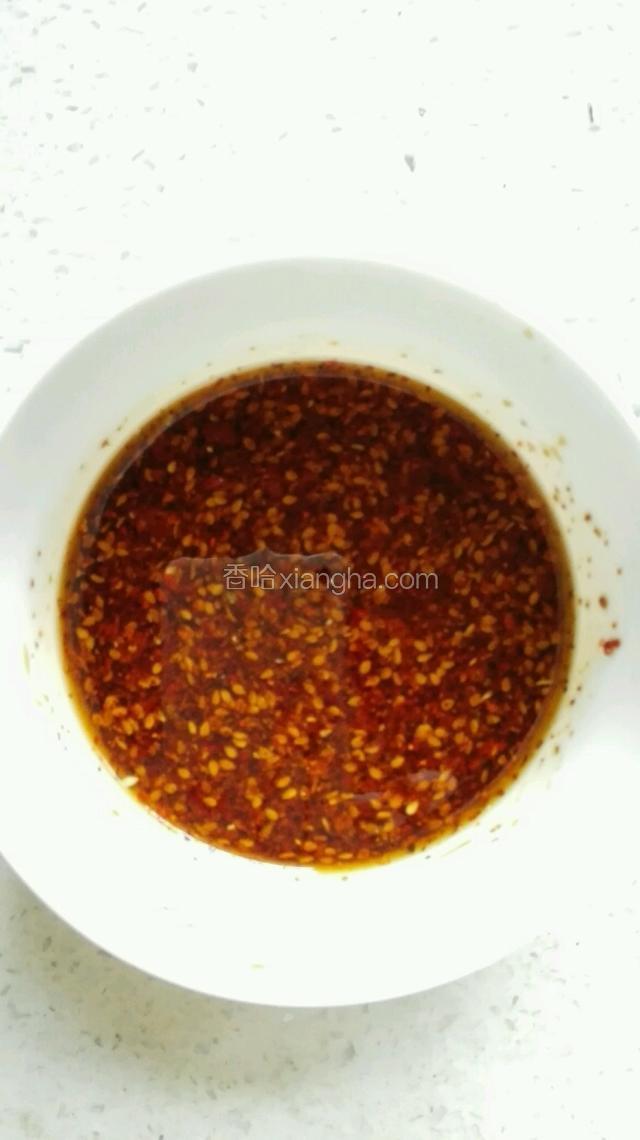 用辣椒面，花椒面，芝麻，香油，豆油，醋，鸡精调成辣椒水，炸好的茄饼蘸着吃！