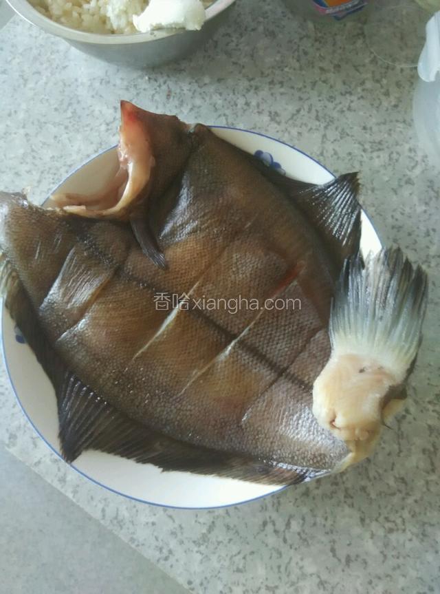 把鱼收拾干净，去头，去内脏，打上花刀，不小心把鱼尾弄断了?