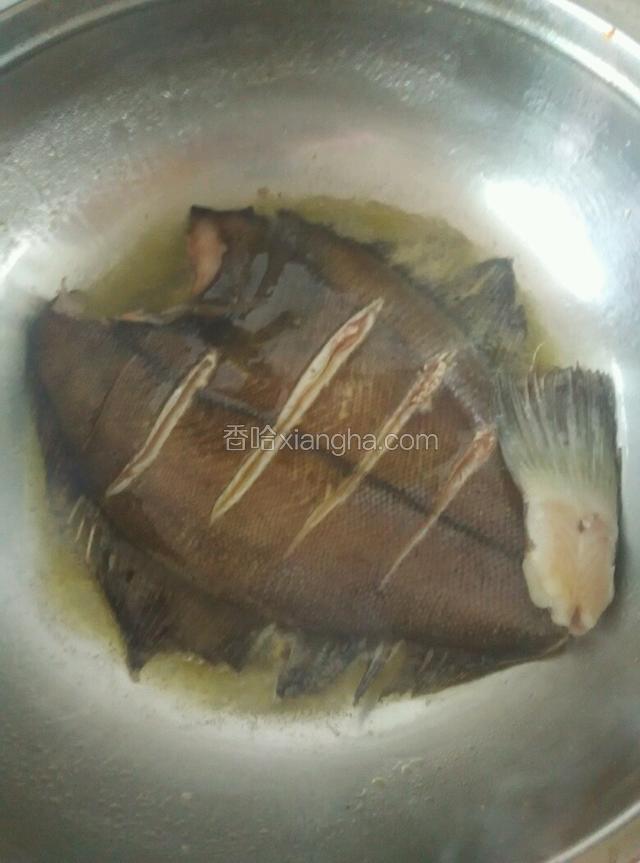 冷锅倒入油，等油七八分热放入鱼，注意千万不要翻哦