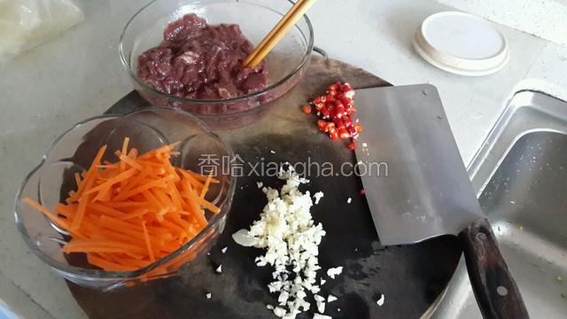 把牛肉，红萝卜分别切丝，红辣椒，蒜头切末。牛肉先倒适量花生油，让其肉先松弛，然后放盐，生抽，蚝油，生粉腌制
