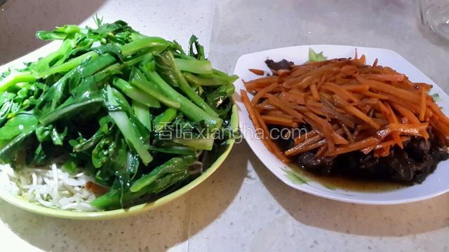 先炒牛肉，熟了盛起，依次分别炒红萝卜，豆芽，青菜七成熟盛起备用