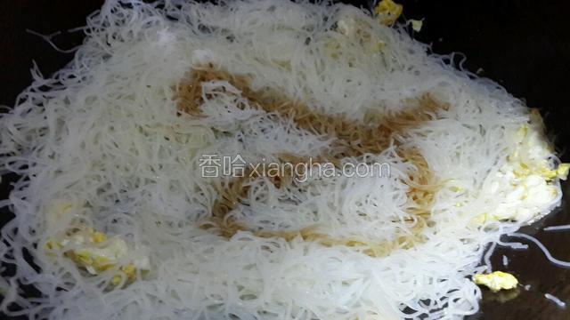 锅里开火，放油，打个鸡蛋，先炒得差不多放米粉，（米粉我是先用开水烫了一下）翻炒几下放适量盐，老抽上色