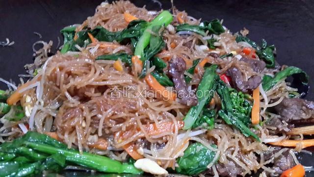 这时候把配菜倒入，用中小火用筷子把菜和米粉快速炒均匀