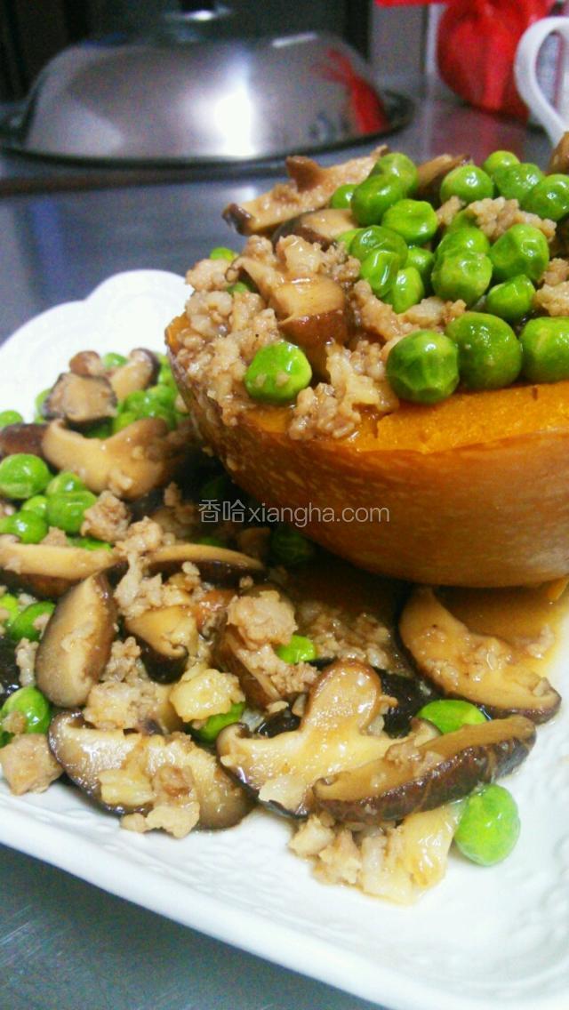 就煮好的食材装在南瓜里，装不下的就直接盛于盘中
