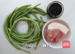 肉丁炒豇豆的做法图解1