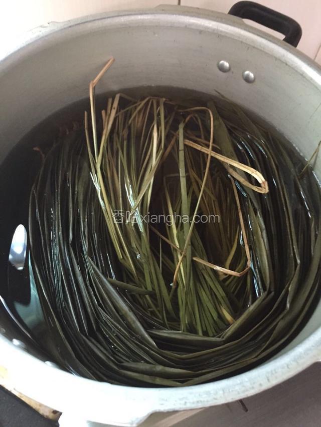 洗干净的粽叶冷水放入锅中加入少许的碱煮10分钟