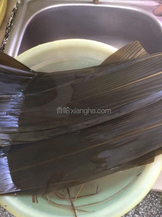 煮好的粽叶捞出泡在凉水里！