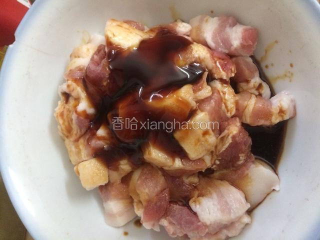 五花肉切大小适中的块块，加入适量的盐，糖，蚝油，生抽，五香粉！
