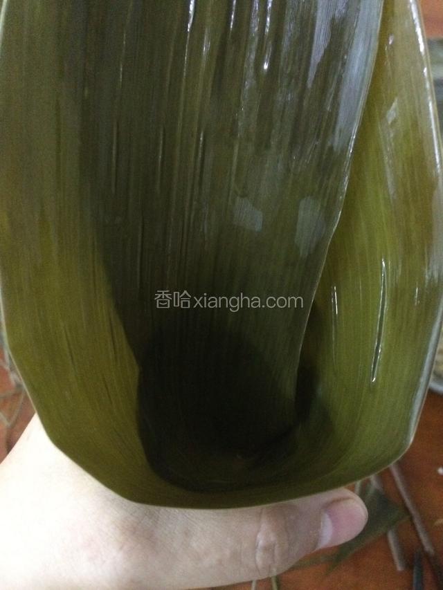 准备好粽叶，开始包了，如图，把一片粽叶折出漏斗的形状…