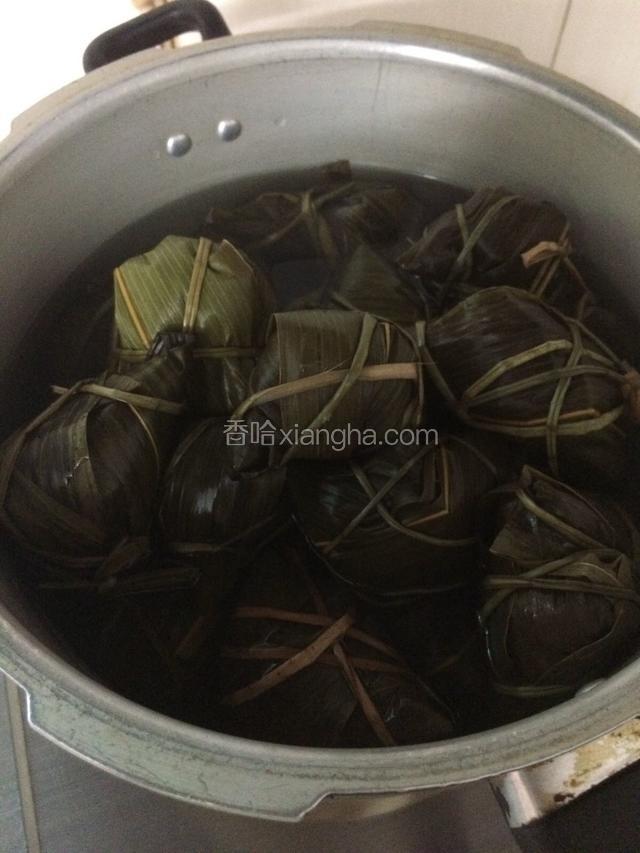 包好的粽子一个个码好高压锅里，放水刚好沫过粽子，盖上锅盖大火压制30分钟，小火压15分钟，就好…