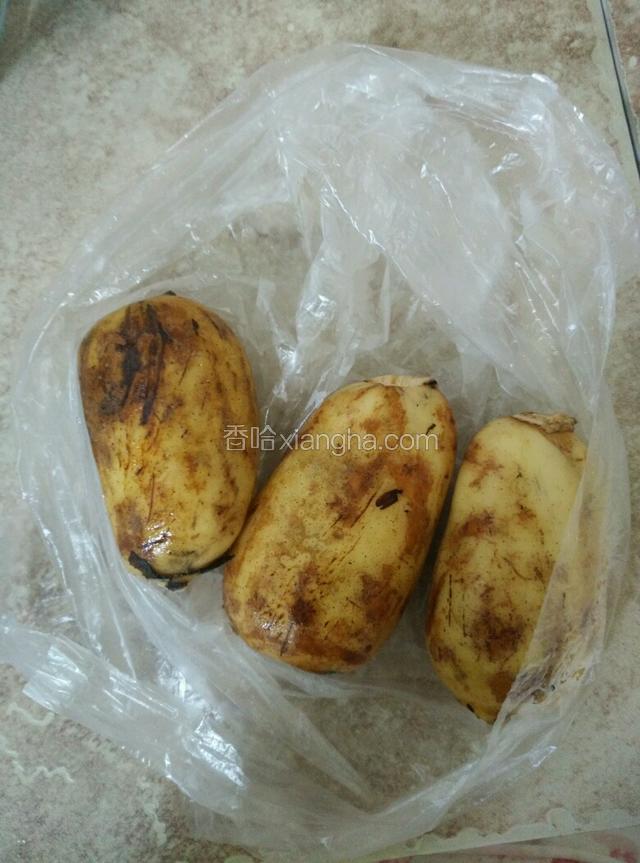 准备好3个莲藕