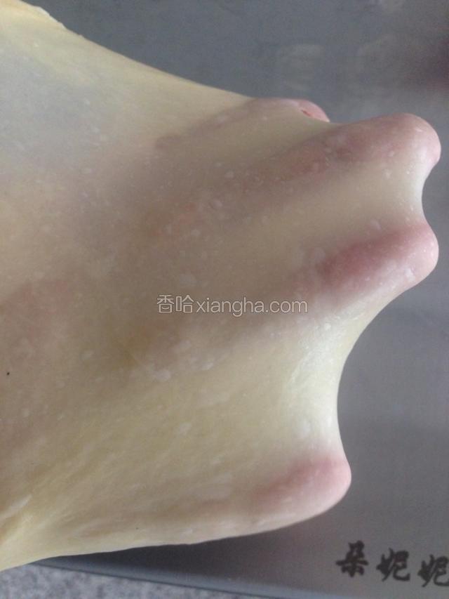 加入黄油之后面团会非常软榻榻的，如果是手揉的，现在可以摔面团。（摔向面板然后折叠着去抓回来继续摔）直到面团变光滑，慢慢撑开能拉出薄膜（八分膜足够）