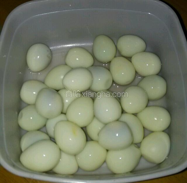 待不烫手时剥好蛋壳，再用清水洗一边（以免会有残留的蛋壳）沥干水分