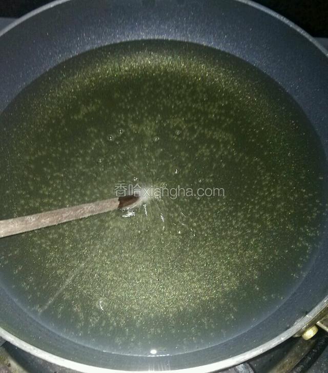 锅入油（不要太大的锅，我用的是18CM，大概400克油就可以把蛋淹没）中大火烧热，用一根无水的筷子试试油温，会冒许多小泡泡可以了