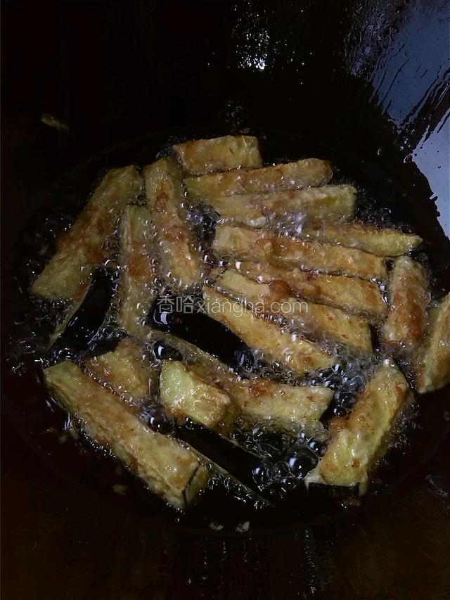 锅里多点放油烧七成热放茄.条炸金黄色捞出控油
