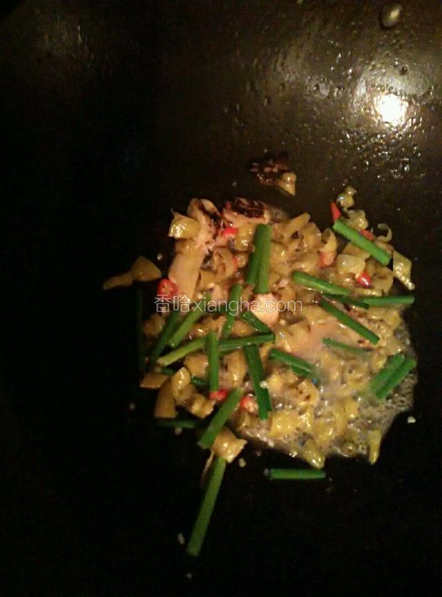加入菜苔翻炒均匀！